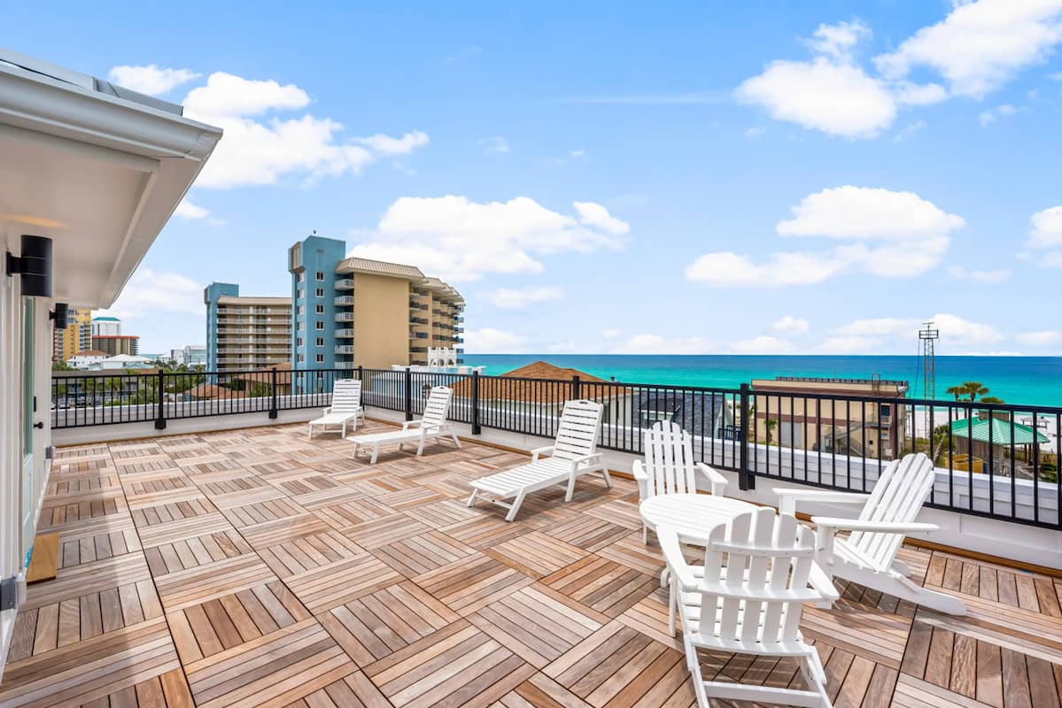 Rooftop deck featuring Keylink fascia mounted square baluster railing with coastal finish.